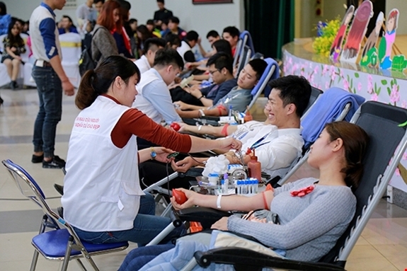 Ngày hội thu hút đông đảo người dân tham gia hiến máu.